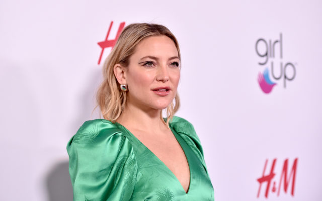 Kate Hudson Brought Back the “Love Fern” From ‘How To Lose a Guy in 10 Days’ for Valentine’s Day