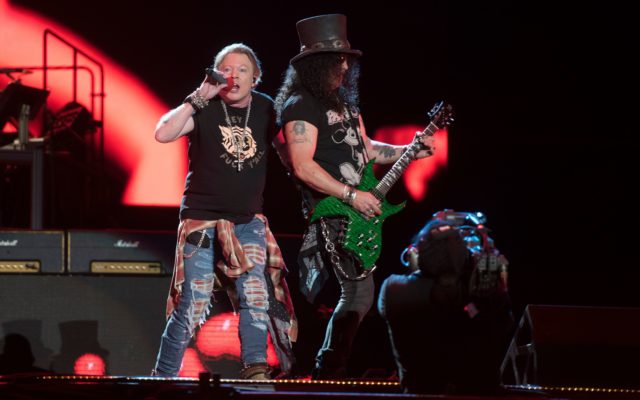 GUNS N’ ROSES Invite Wolfgang Van Halen On Stage for “Paradise City” Performance